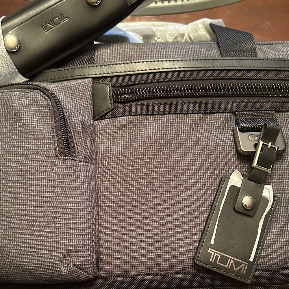 TUMI Grey w Black leather Expandable Men's briefcase luggage w shoulder strap 🆕💼
